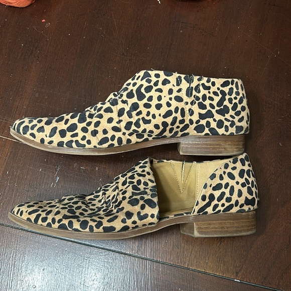 Cupid Cheetah Print Slip Ons/Flats - Picture 2 of 4